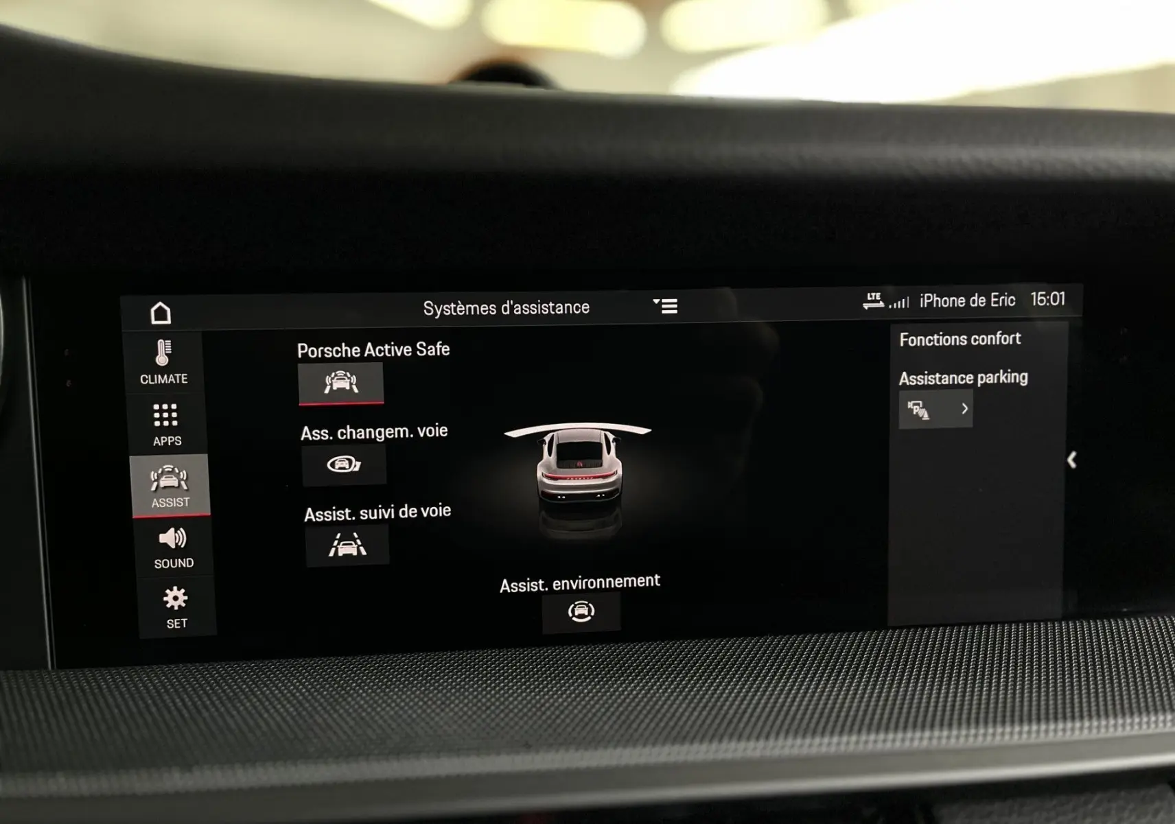 Écran tactile intérieur affichant les systèmes d'assistance de la Porsche 911 Carrera S 2019 en mode confort et parking.