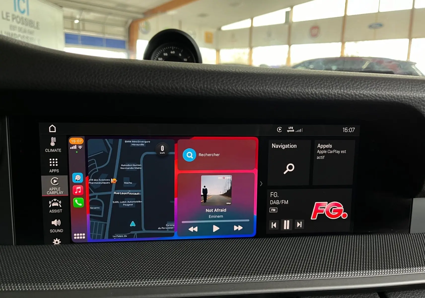 Écran tactile central de la Porsche 911 992 argent GT affichant navigation, musique et Apple CarPlay.