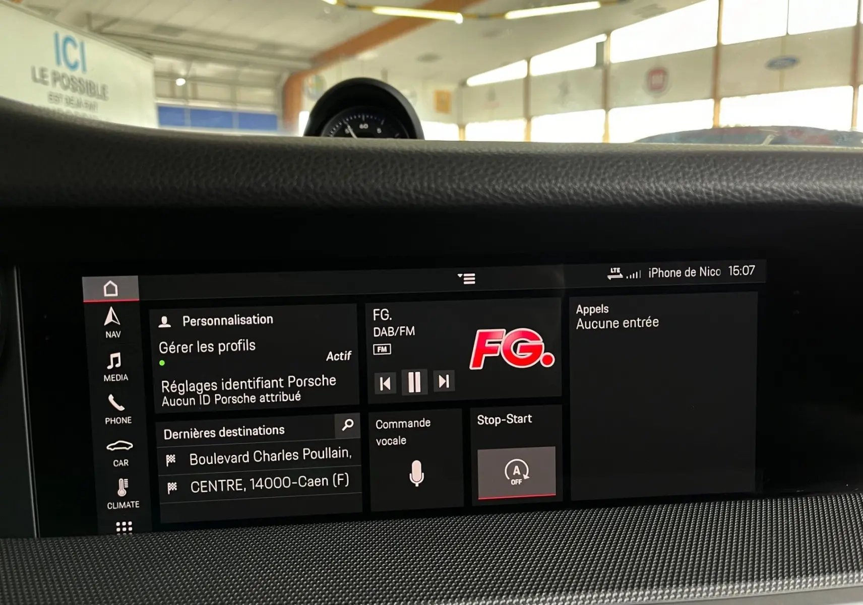 Écran central tactile de la Porsche 911 992 argent GT montrant les réglages et la radio FG en intérieur lumineux.