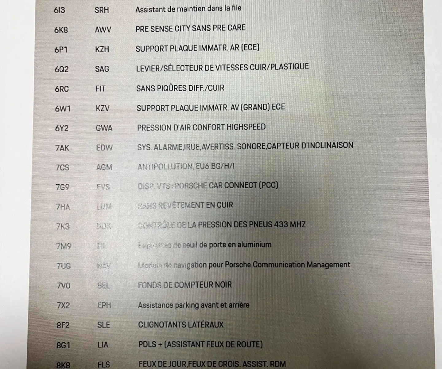 Image montrant un Porsche 911 (992) Coupé argent GT en 3/4 avant avec jantes RS Spyder et jupes latérales sport design.