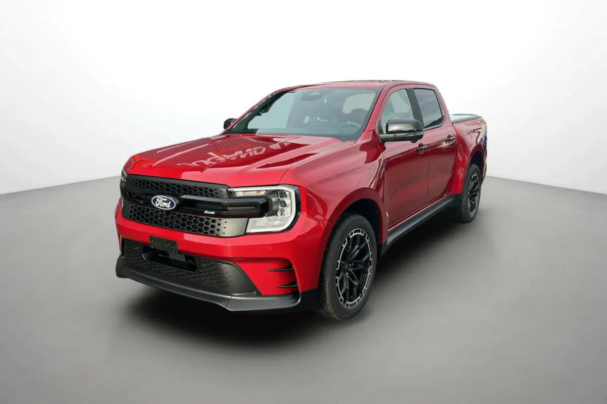 Ford Ranger 3.0 V6 240 MS-RT Plus rouge Lucid en vue 3/4 avant droit avec jantes noires et calandre noire.