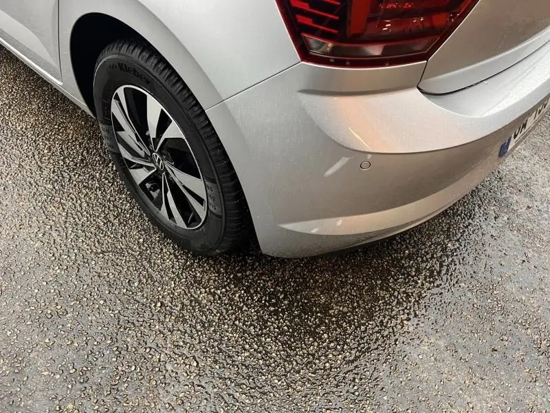 Vue arrière côté gauche d'une Volkswagen Polo gris Urano avec jante alu et feu arrière LED.