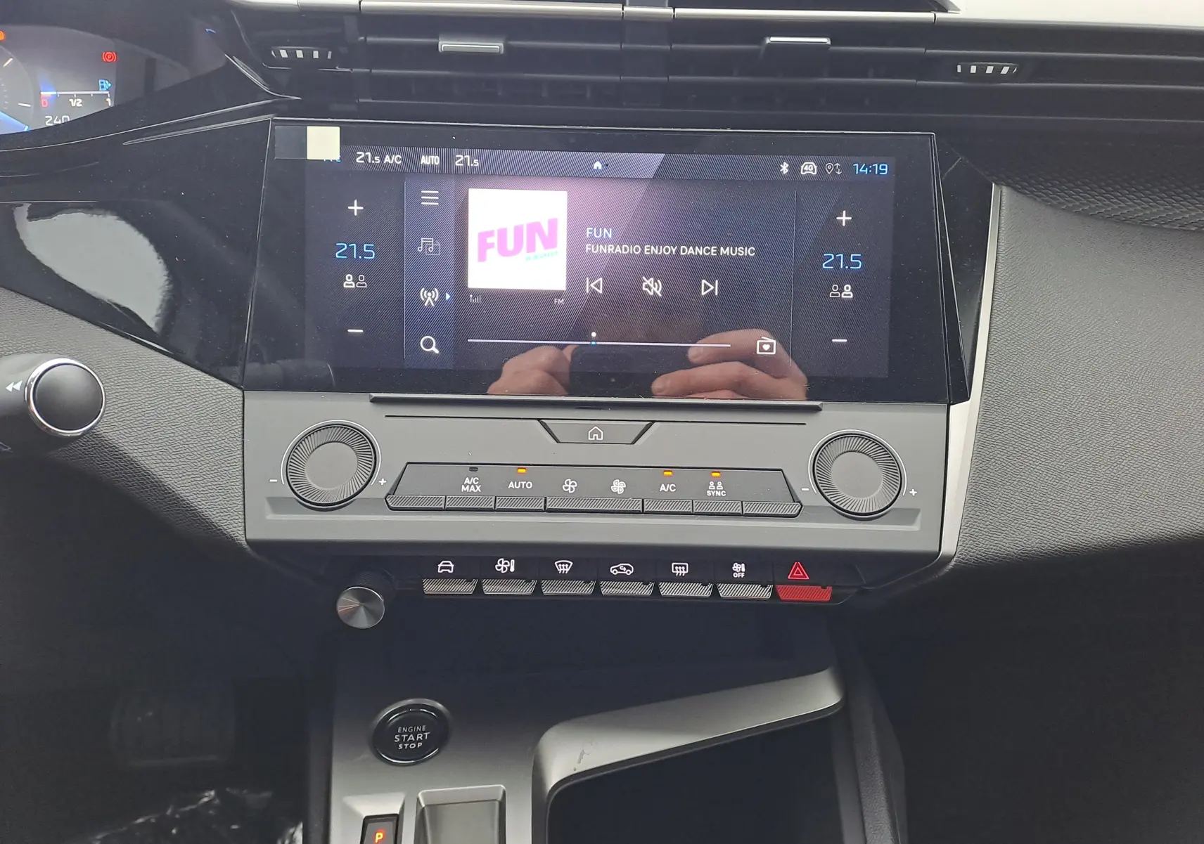 Vue rapprochée de la console centrale noire du Peugeot 308 2025 avec écran tactile et commandes climatisation.