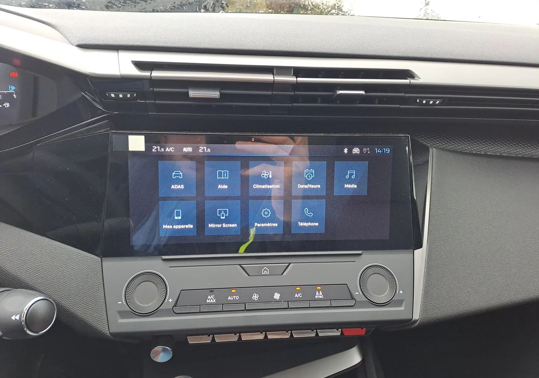 Vue rapprochée de l’écran tactile central de la Peugeot 308 2025 avec commandes climatisation et interface moderne.