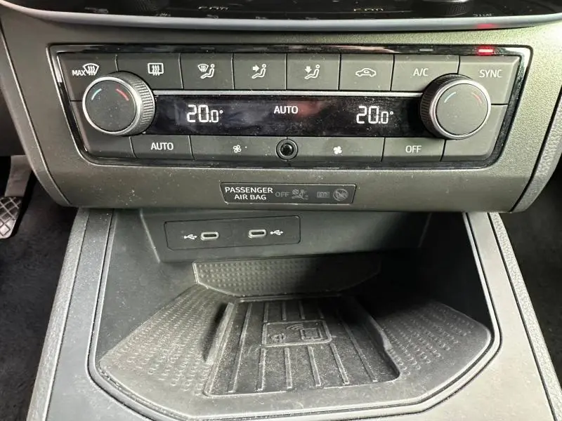 Gros plan sur la console centrale de la SEAT Ibiza 2025, montrant la climatisation automatique et deux ports USB.