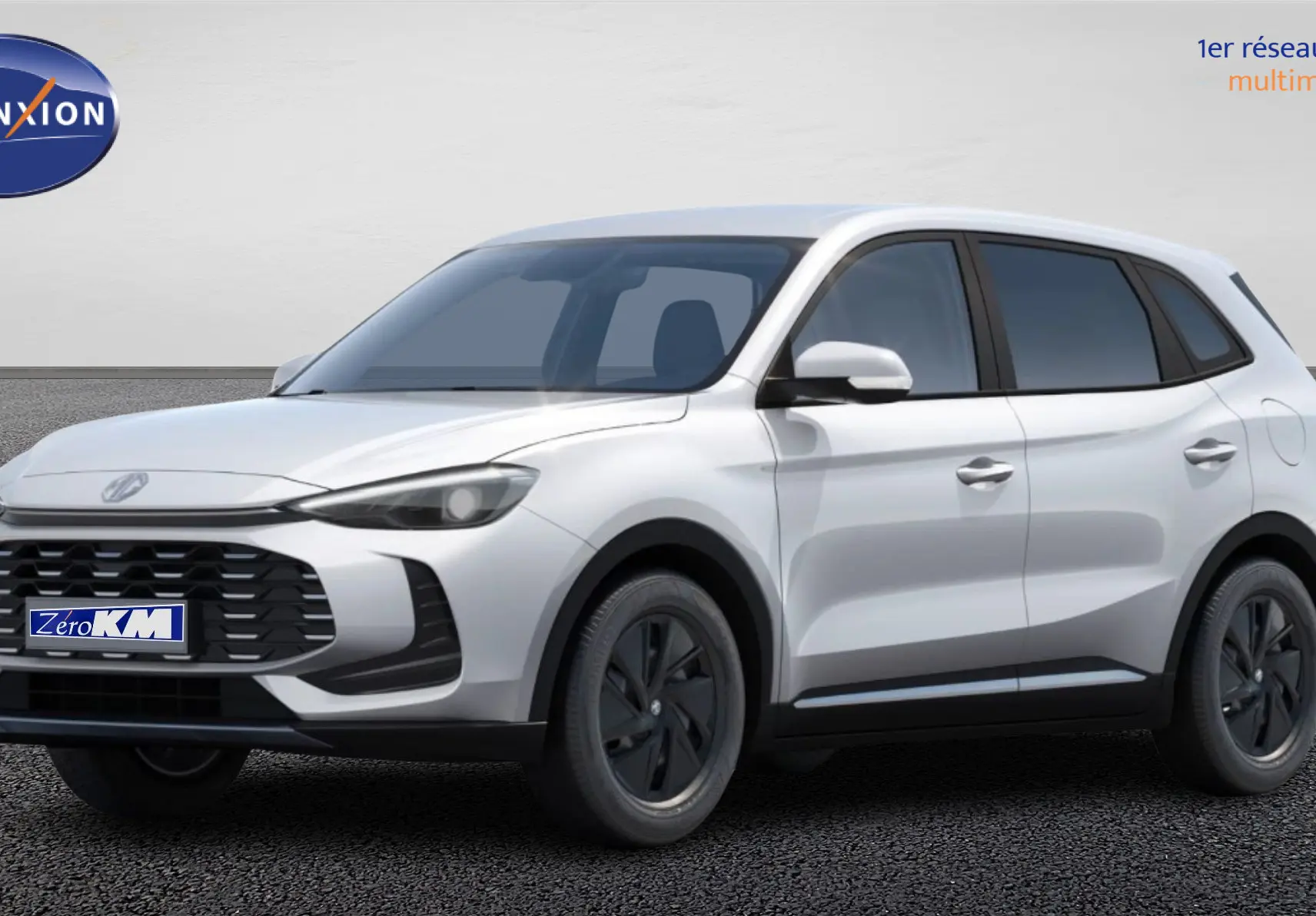 MG ZS 1.5 L Hybrid+ 2025 en blanc Dover, vue 3/4 avant avec calandre noire et jantes foncées.