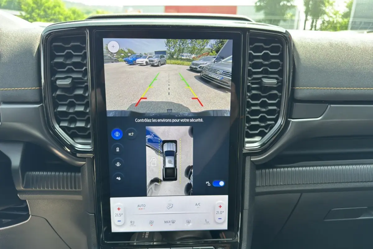 Écran central tactile du Ford Ranger 2025 bleu lightning montrant la caméra 360° et l’aide au stationnement.