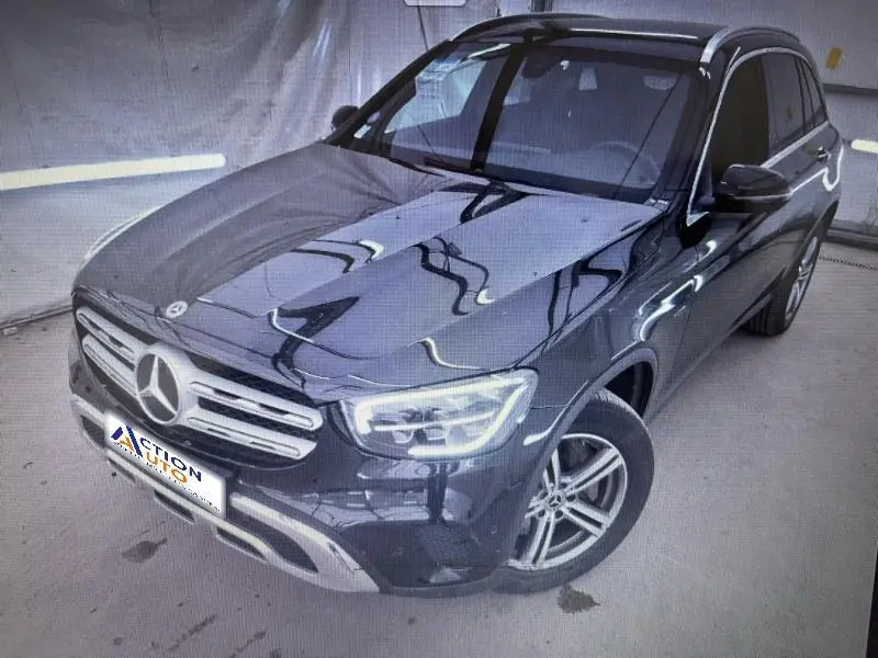 Mercedes GLC 300 e noire vue 3/4 avant droit, avec calandre chromée et jantes alliage cinq branches.