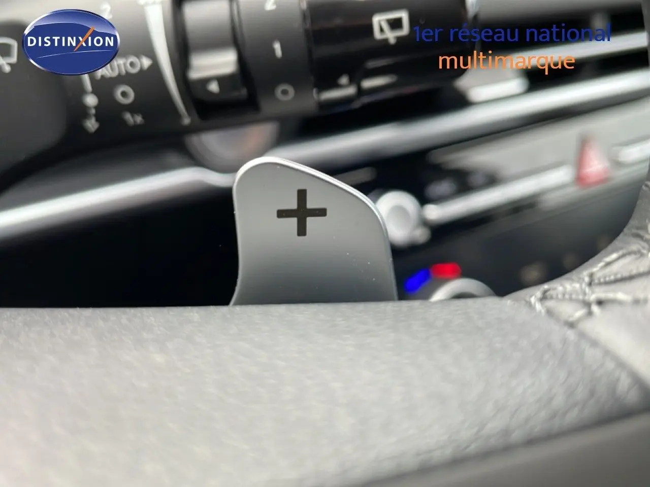Gros plan sur la palette de changement de vitesse droite dans l'habitacle du Hyundai Tucson blanc Atlas 2026.