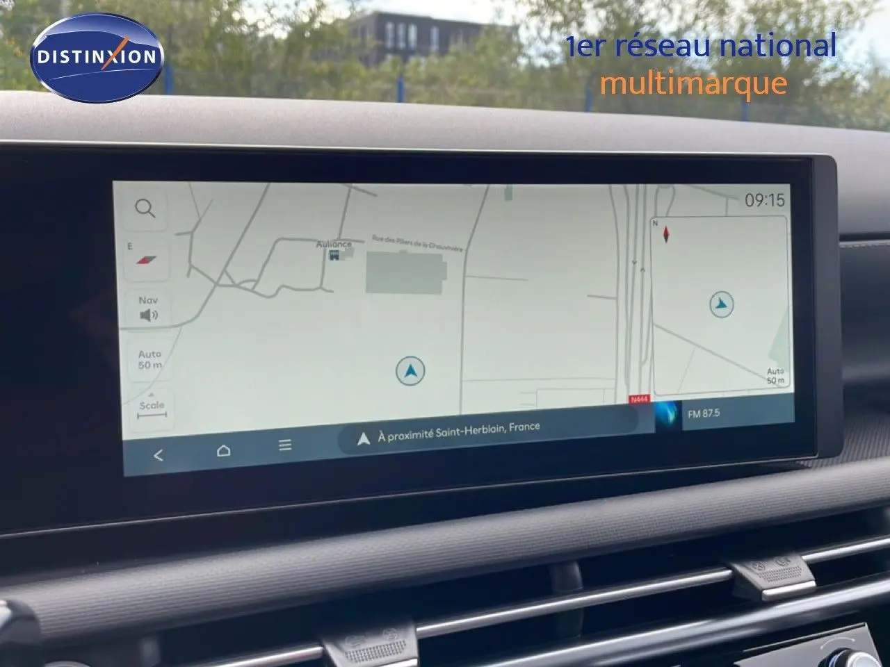 Écran tactile central du Hyundai Tucson 2026 affichant la navigation avec carte et options multimédia.