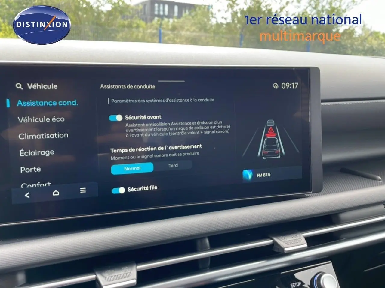 Écran tactile du tableau de bord du Hyundai Tucson blanc, affichant les réglages d'assistance à la conduite.