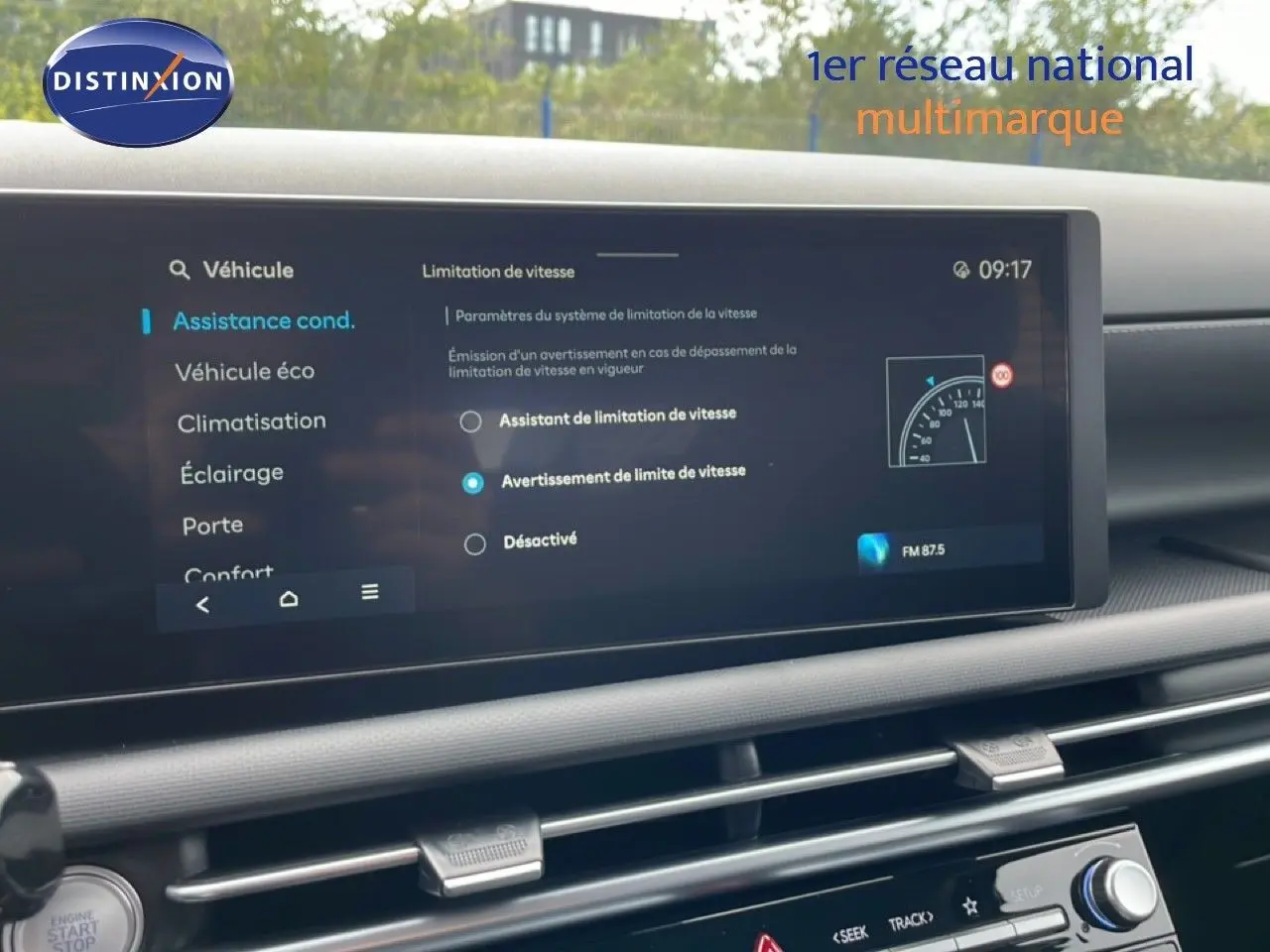 Écran tactile central du Hyundai Tucson 2026 affichant les options d’assistance à la conduite, intérieur noir.