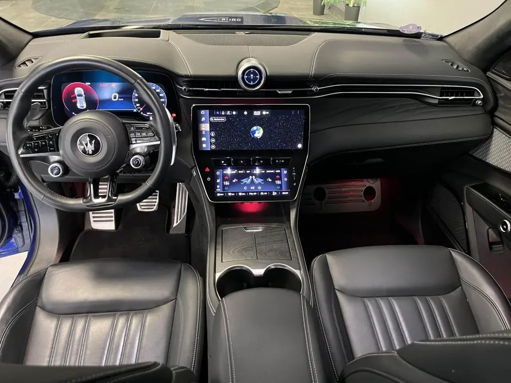 Intérieur noir du Maserati Grecale 2022 vu de face, avec tableau de bord digital et double écran tactile central.