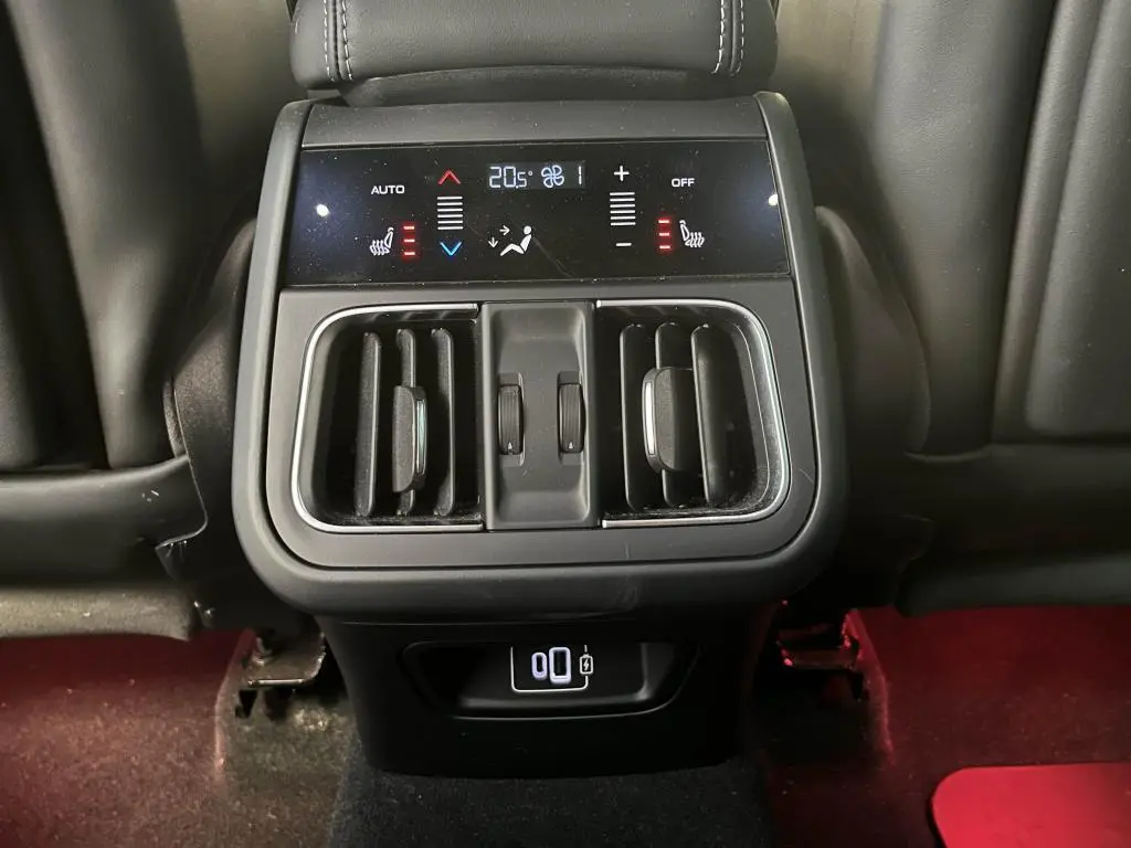 Vue rapprochée de la console arrière noire avec commandes climatisation tactile et aérateurs du Maserati Grecale bleu 2022.
