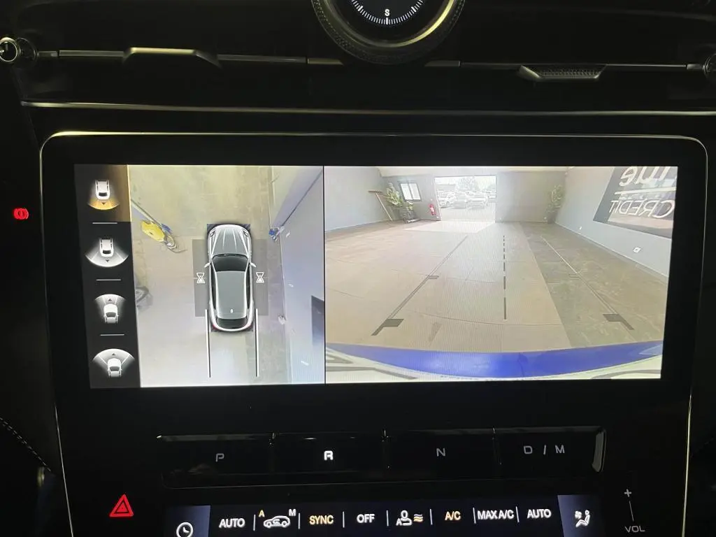 Affichage de la caméra 360° et vue arrière sur l'écran tactile du tableau de bord du Maserati Grecale bleu.