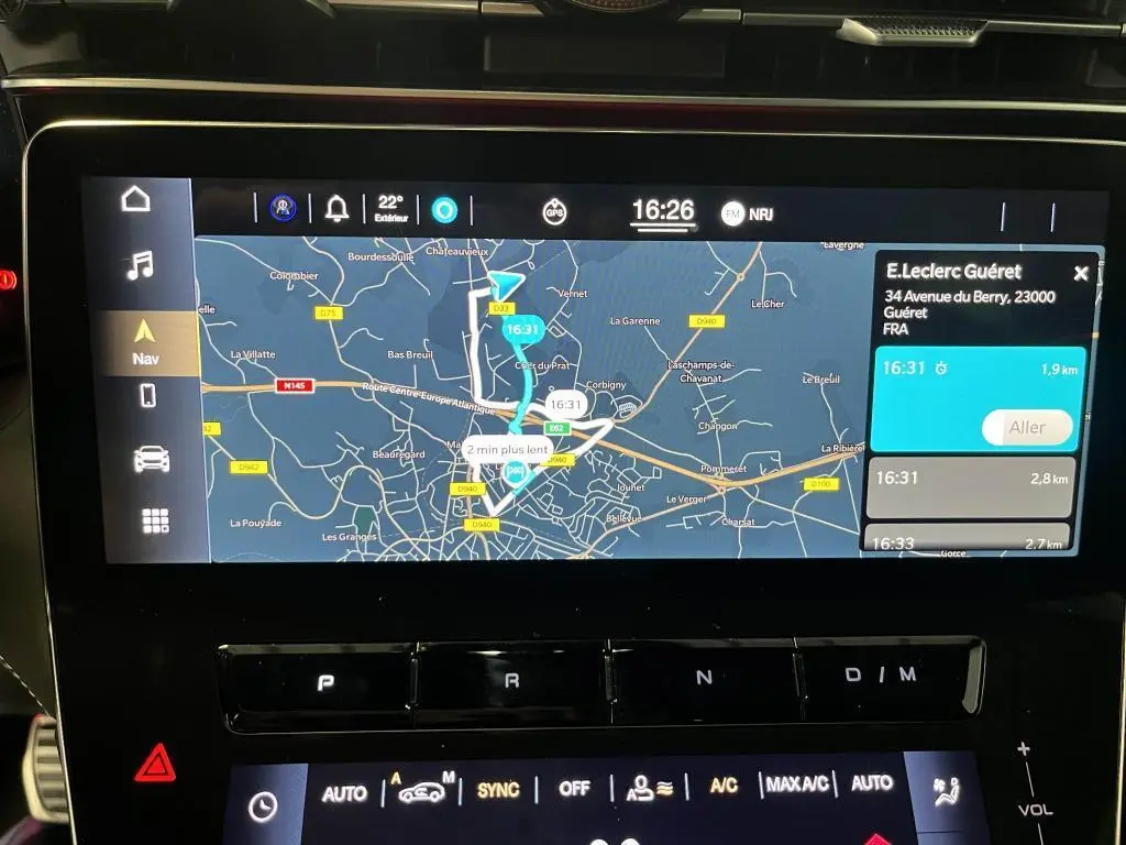 Écran tactile central du GPS de la Maserati Grecale bleu, affichant un itinéraire et les commandes climatisation.