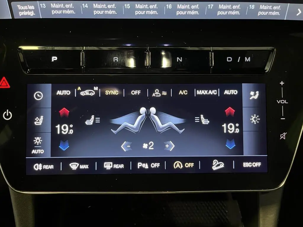 Écran tactile central de la Maserati Grecale bleu montrant les réglages de climatisation automatique bi-zone.