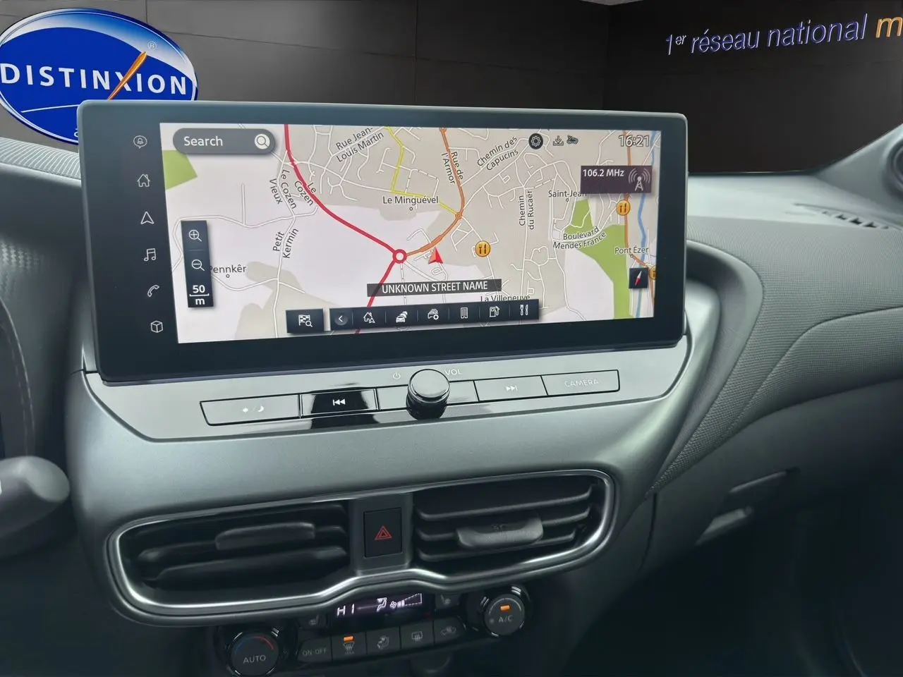 Écran tactile 12,3'' du système de navigation NissanConnect dans le tableau de bord du Nissan Juke gris squale.