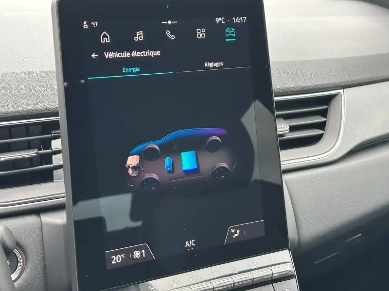 Écran tactile intérieur du Renault Captur 2025 affichant le système d'énergie hybride, entouré de la console grise.