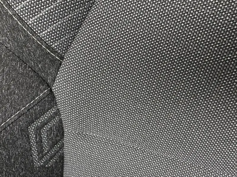 Gros plan sur le tissu gris texturé et les coutures du siège avant du Renault Captur 1.6 E-Tech hybride 2025.
