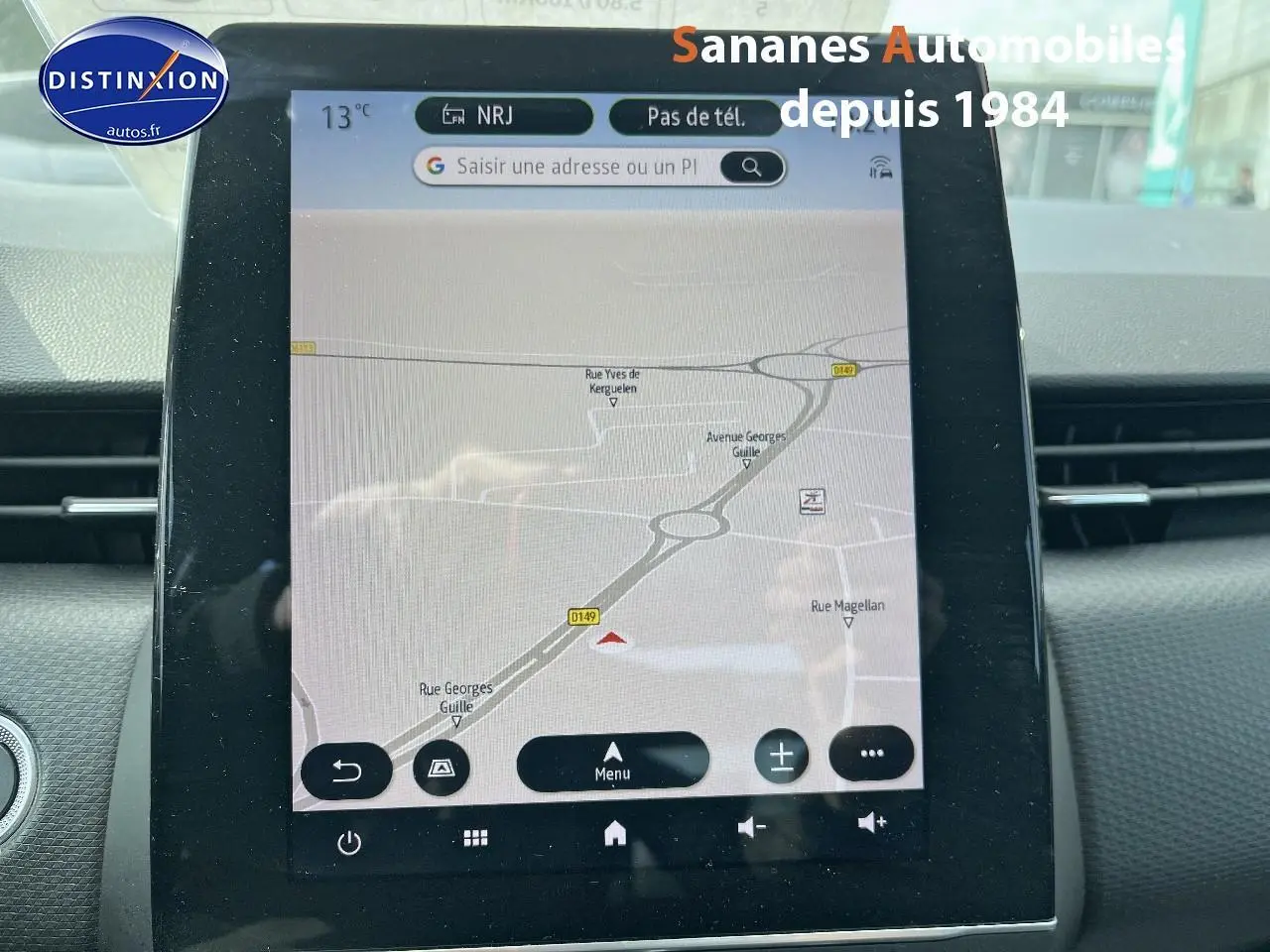 Écran tactile multimédia Easy Link 7 pouces de Renault Clio 2021, affichant la navigation GPS en intérieur.