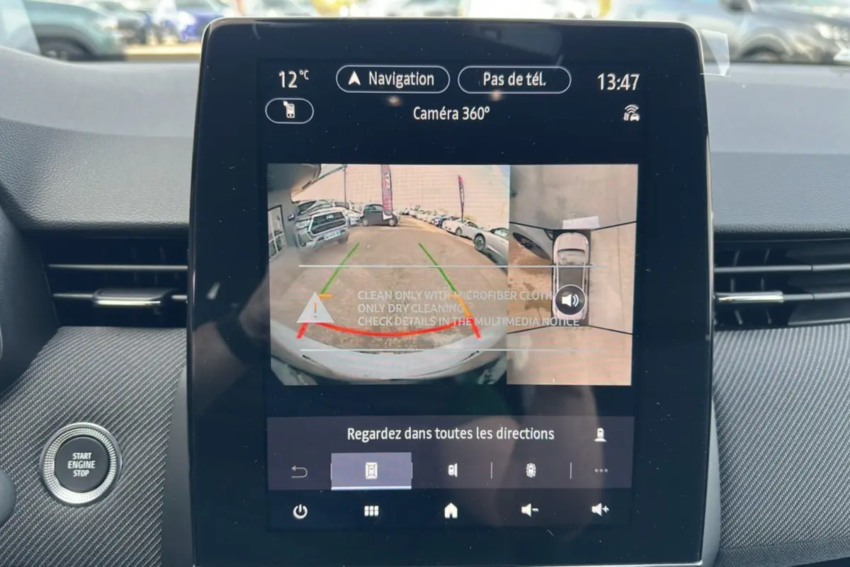 Écran central montrant la caméra 360° d'une Renault Clio gris rafale, avec vue arrière et vue aérienne du véhicule.