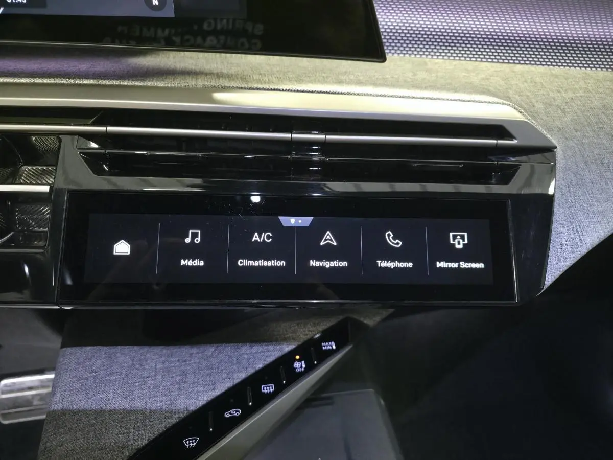 Vue rapprochée de la console centrale du Peugeot 3008 2025, avec écran tactile et décor tissu gris Rimini.
