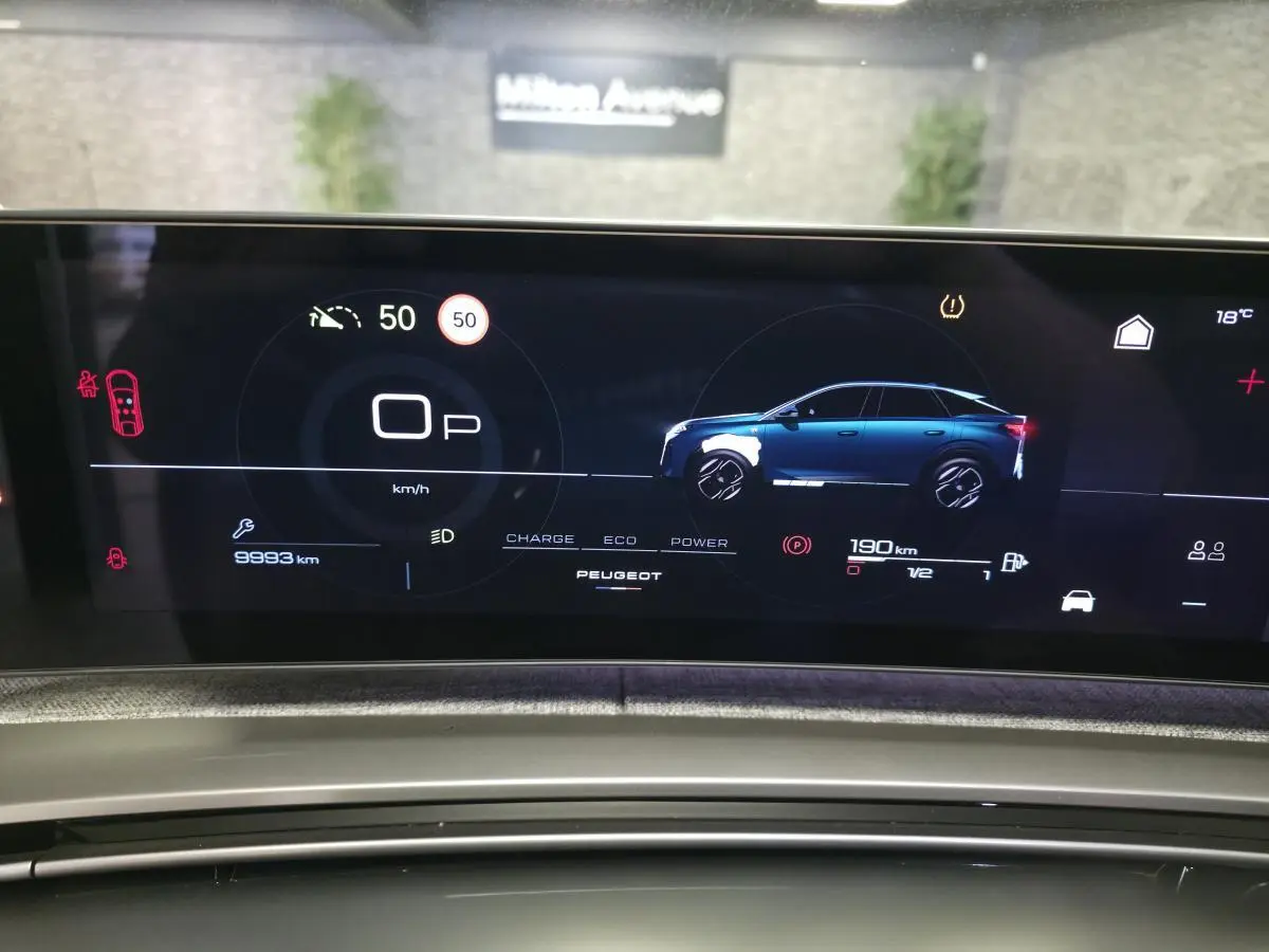 Affichage numérique du tableau de bord montrant un SUV Peugeot 3008 bleu de profil droit avec informations de conduite.