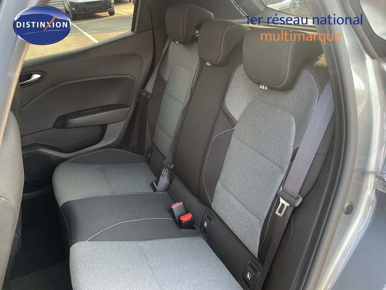 Vue intérieure côté droit des sièges arrière en tissu gris et noir de la Renault Clio V BluedCi 100ch Evolution 2025.