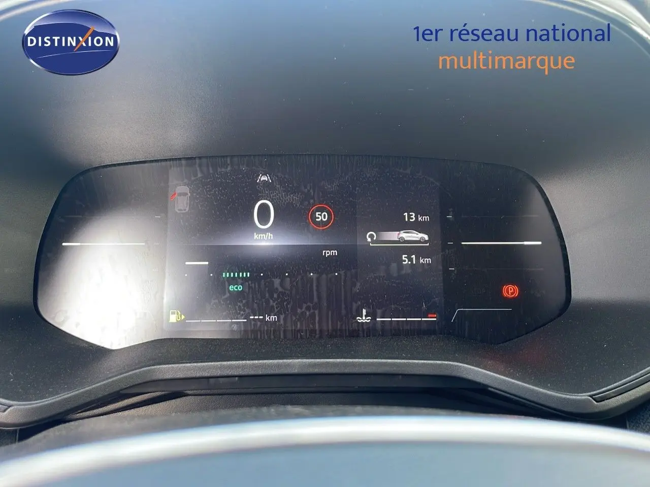 Tableau de bord numérique de Renault Clio V BlueDCI 100ch Evolution affichant vitesse à 0 km/h et autonomie, vue frontale intérieure.