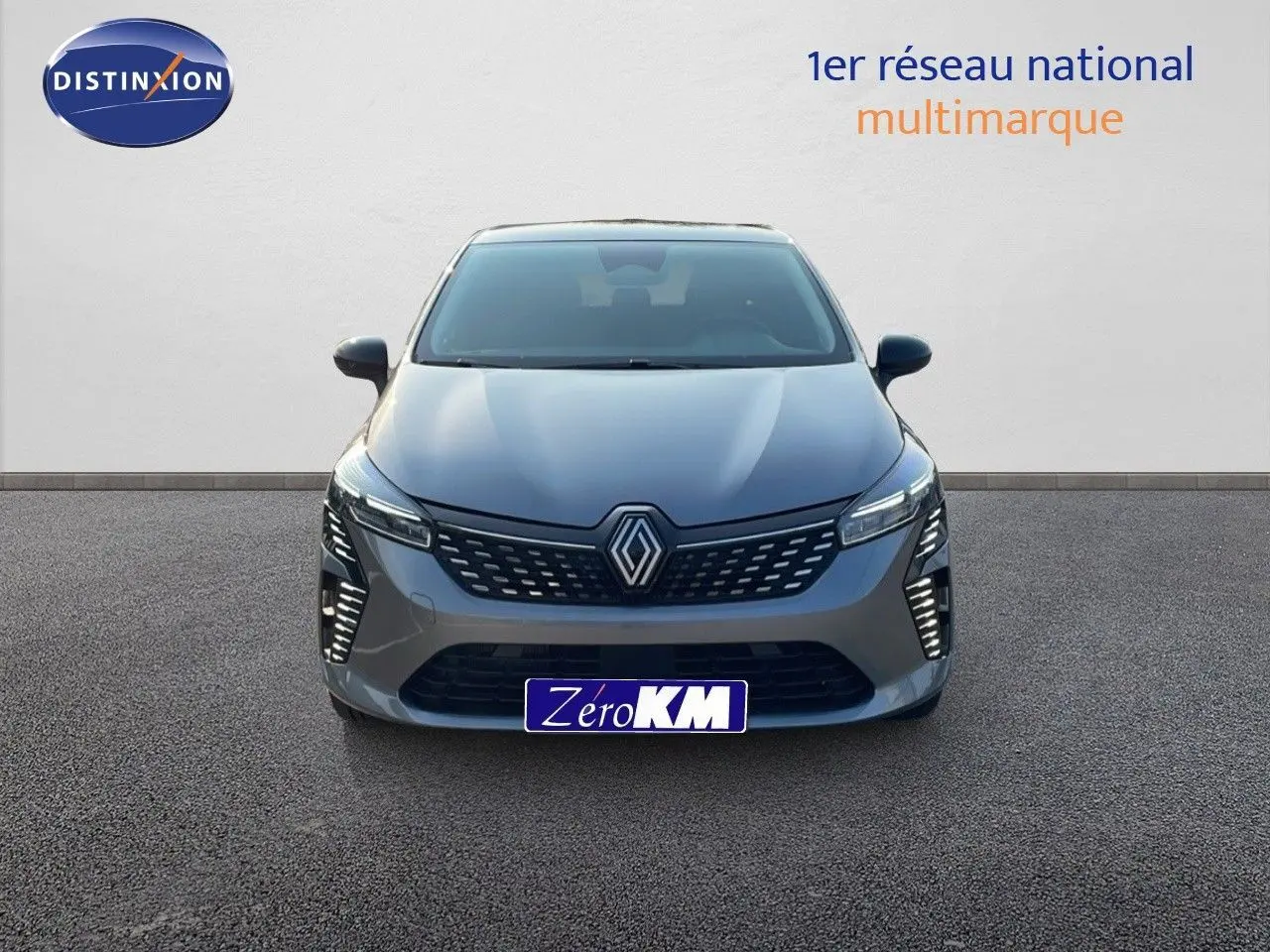 Vue avant d'une Renault Clio 2025 gris schiste métal avec calandre moderne et feux LED verticaux allumés.