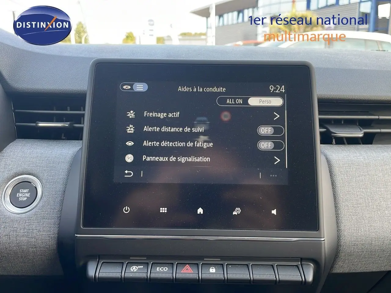 Vue rapprochée de l’écran tactile central de la Renault Clio gris schiste, affichant les aides à la conduite.