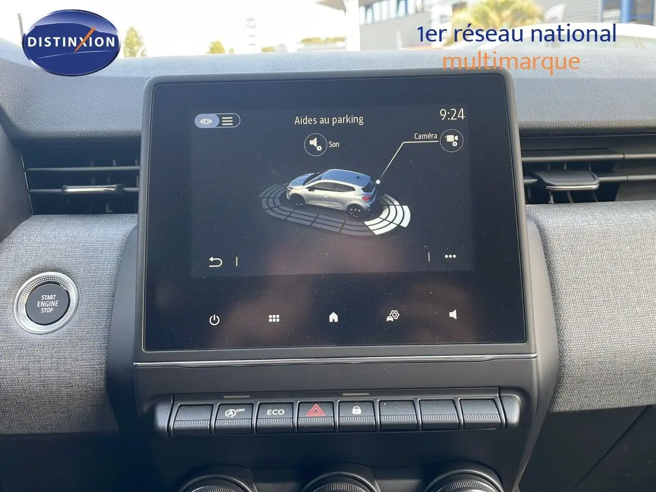 Écran central de la Renault Clio 2025 montrant l’aide au parking avec vue 3D du véhicule gris schiste métal.