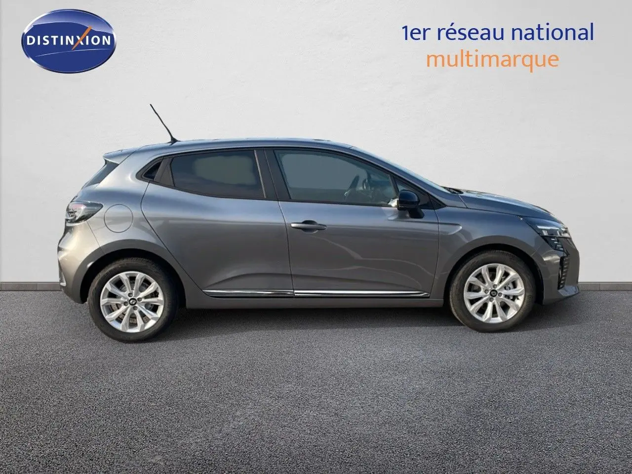 Profil droit d'une Renault Clio 2025 gris schiste métal, avec jantes alliage et vitres teintées.