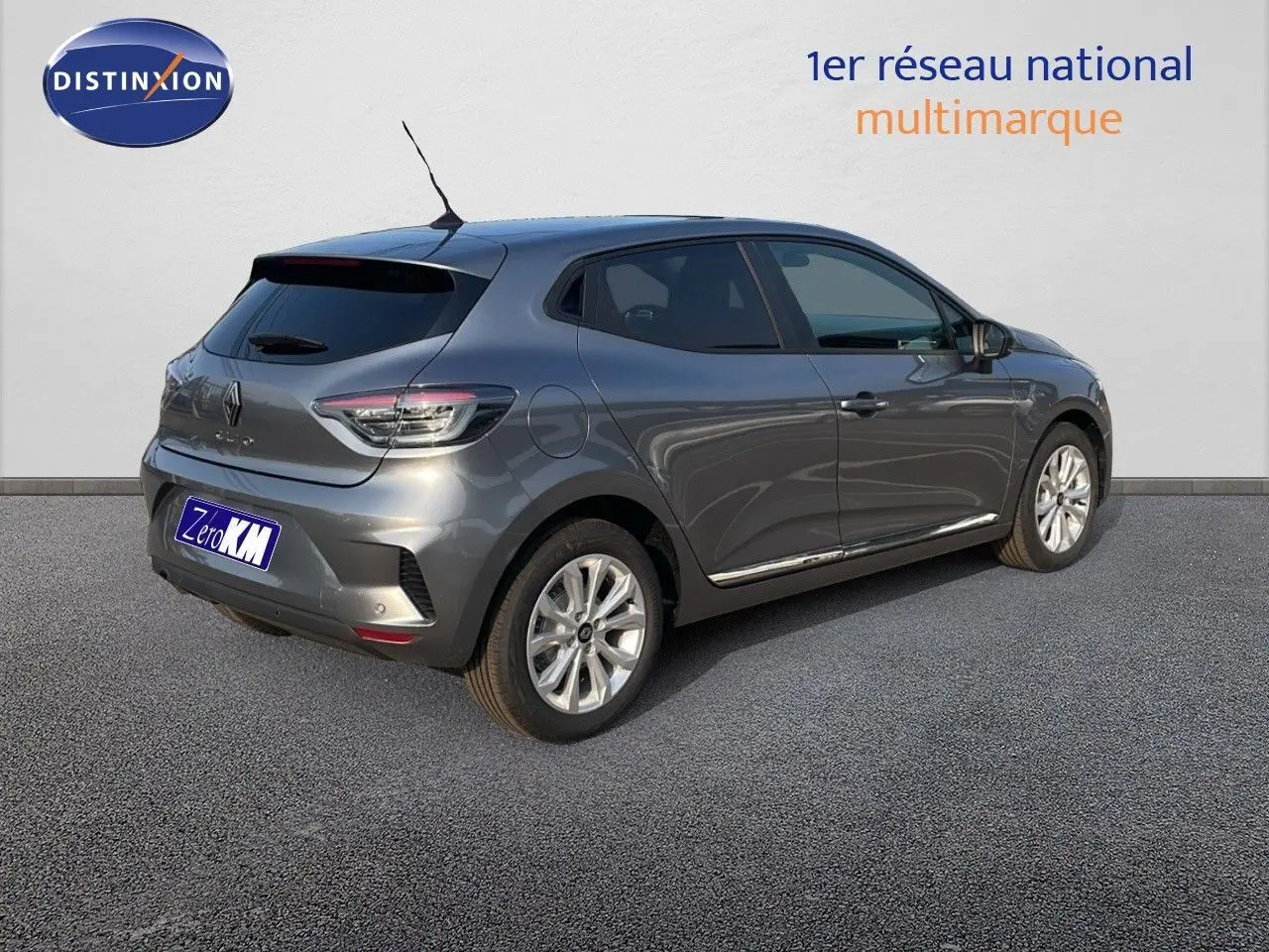 Renault Clio V BluedCi 100ch Evolution gris schiste métal vue 3/4 arrière droit sur sol gris, arrière et jantes visibles.
