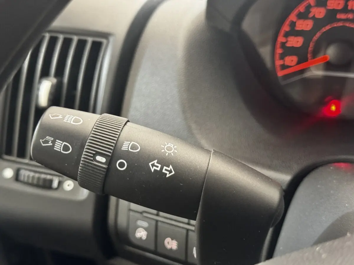 Gros plan sur la manette de clignotants et phares du tableau de bord du Citroën Jumper blanc 2023.