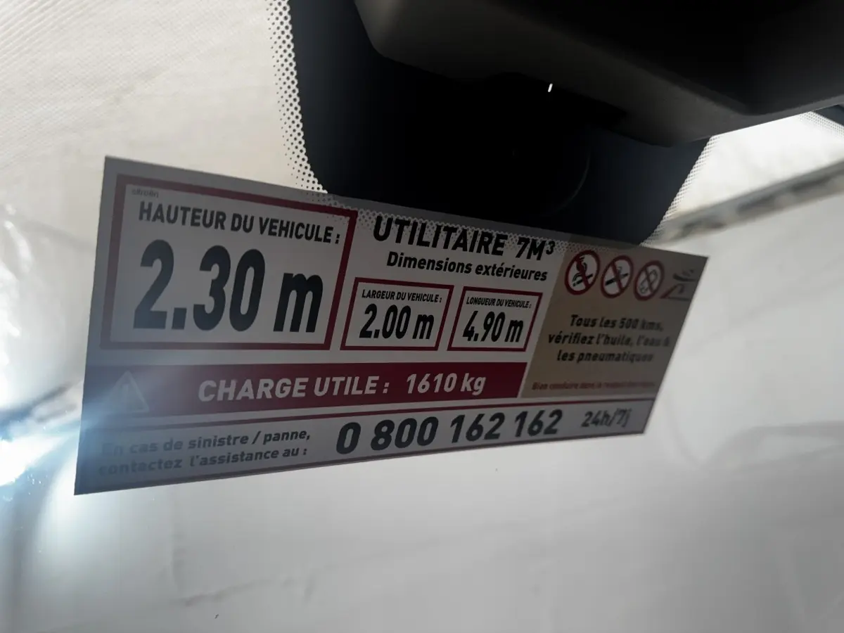 Vue intérieure du pare-brise d’un Citroën Jumper blanc avec autocollant des dimensions et charge utile visible.