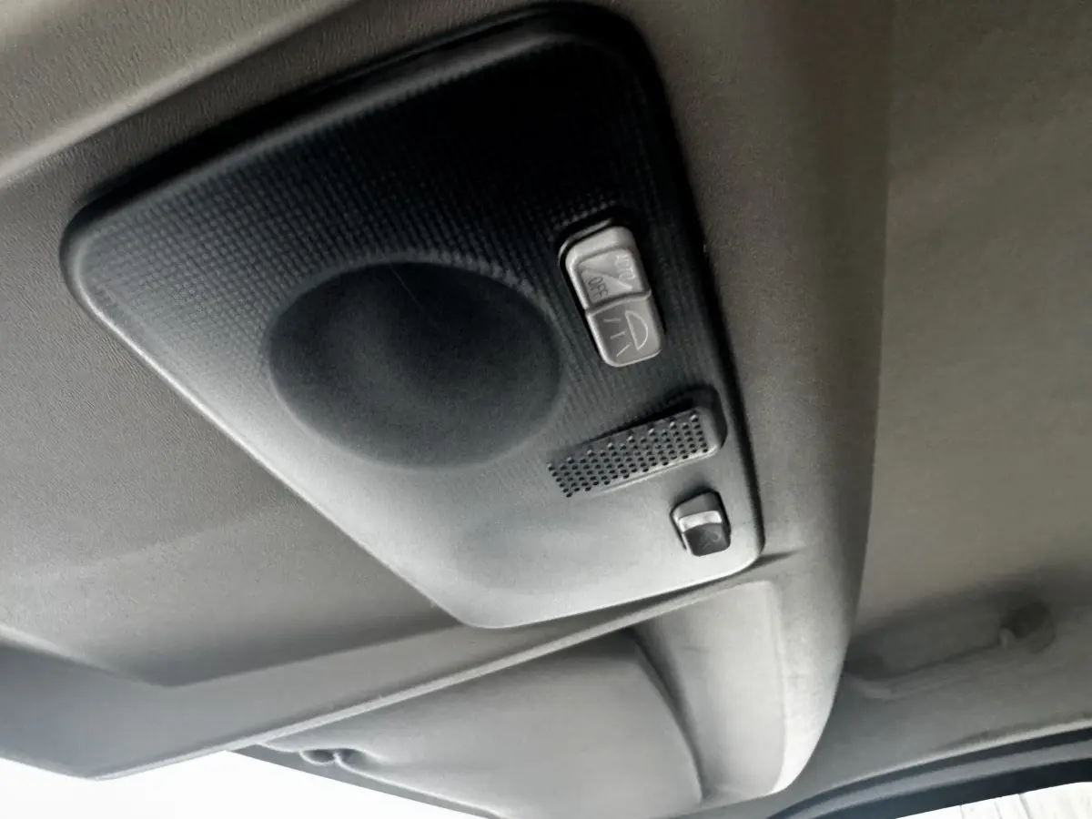 Plafonnier intérieur gris avec interrupteurs d’éclairage, vue en légère contre-plongée dans un Citroën Jumper blanc.