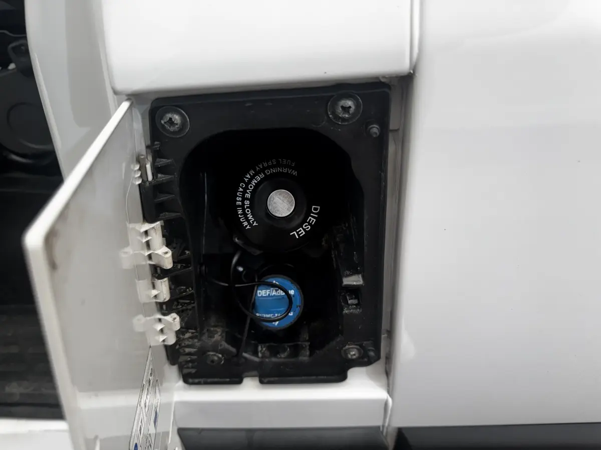 Gros plan sur la trappe à carburant ouverte du Citroën Jumper blanc, montrant bouchons diesel et AdBlue.
