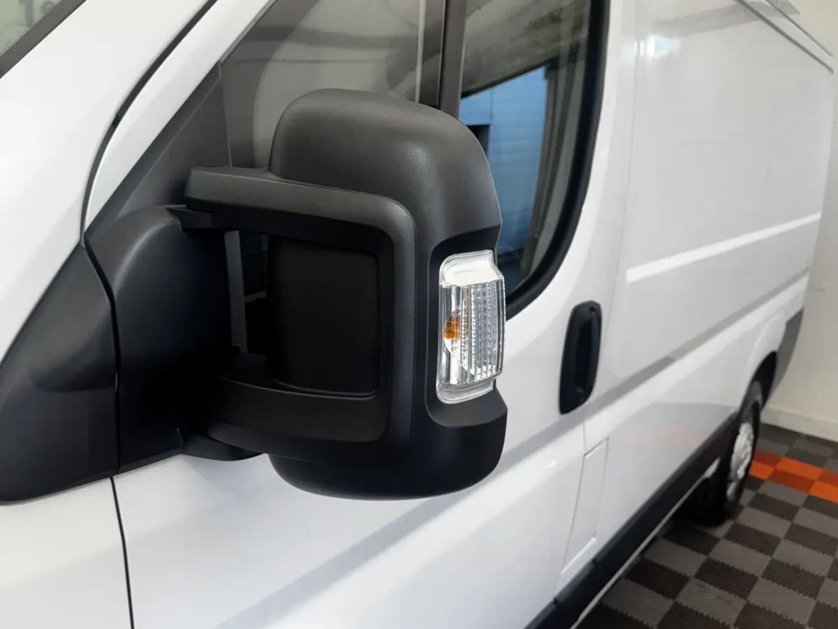 Vue rapprochée du rétroviseur droit noir avec clignotant intégré sur un utilitaire blanc Citroën Jumper 2023.