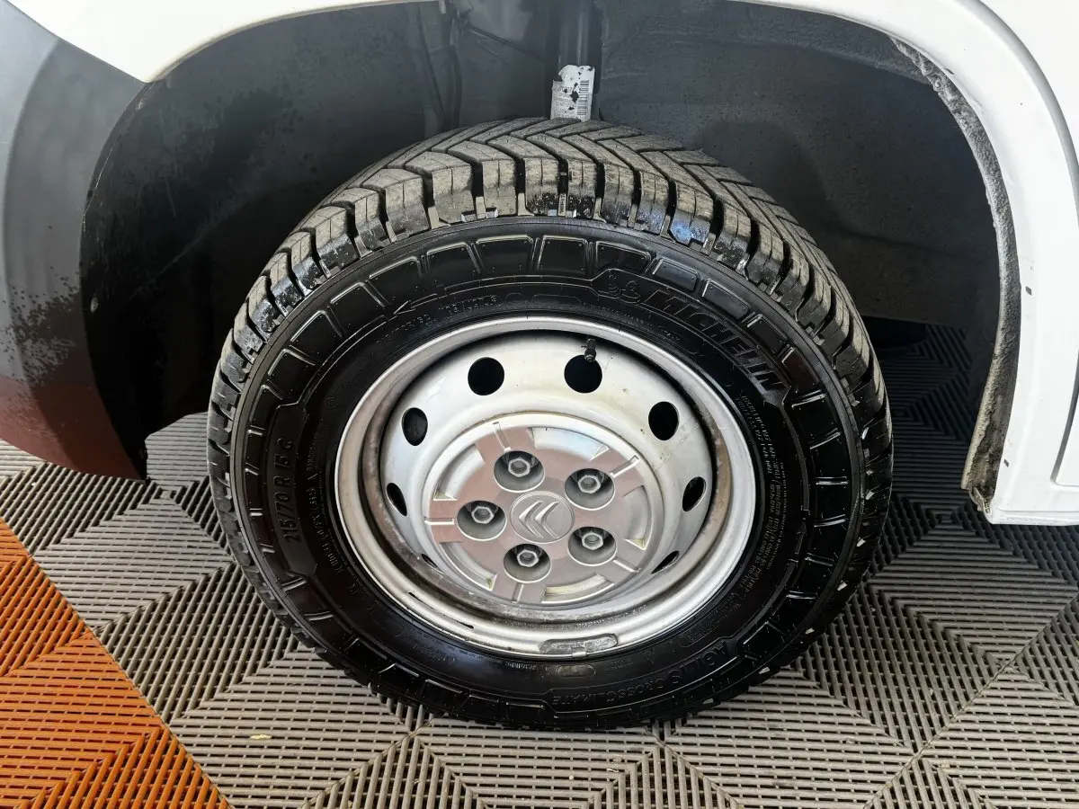 Gros plan sur la roue avant droite du Citroën Jumper blanc avec jante acier et pneu Michelin.