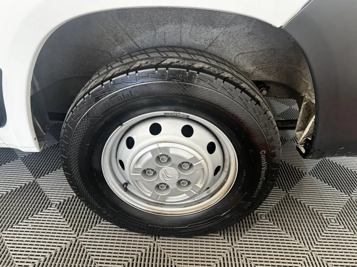 Gros plan sur la roue arrière droite en jante acier du Citroën Jumper blanc, avec pneu Continental visible.