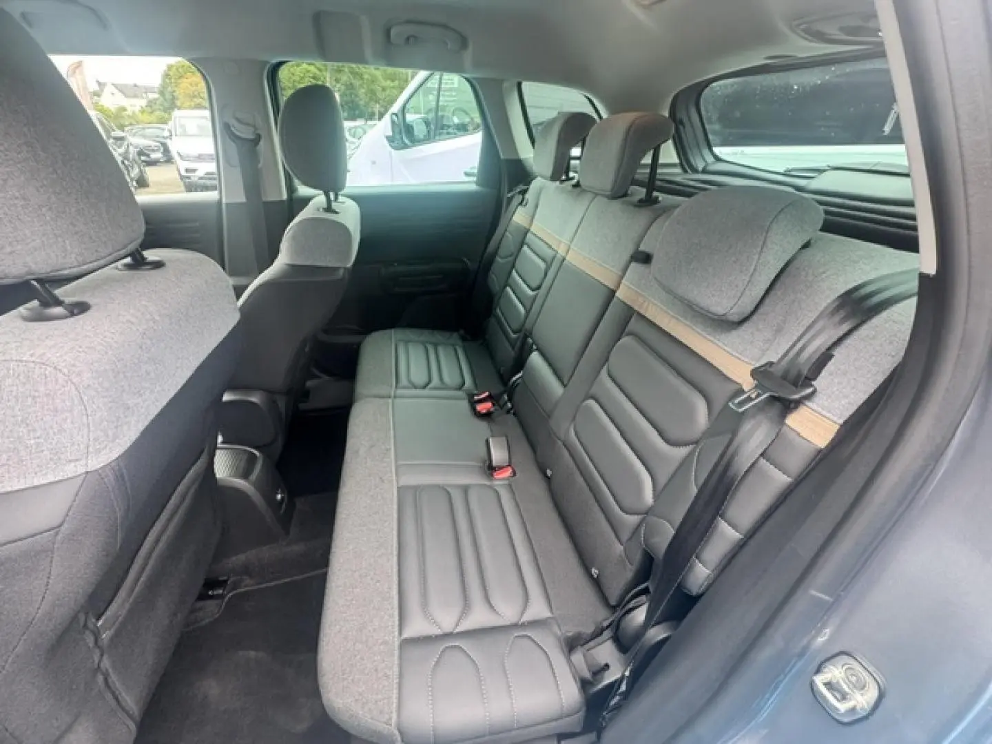 Vue intérieure côté droit des sièges arrière bi-matière gris et noir du Citroën C3 Aircross 2024.