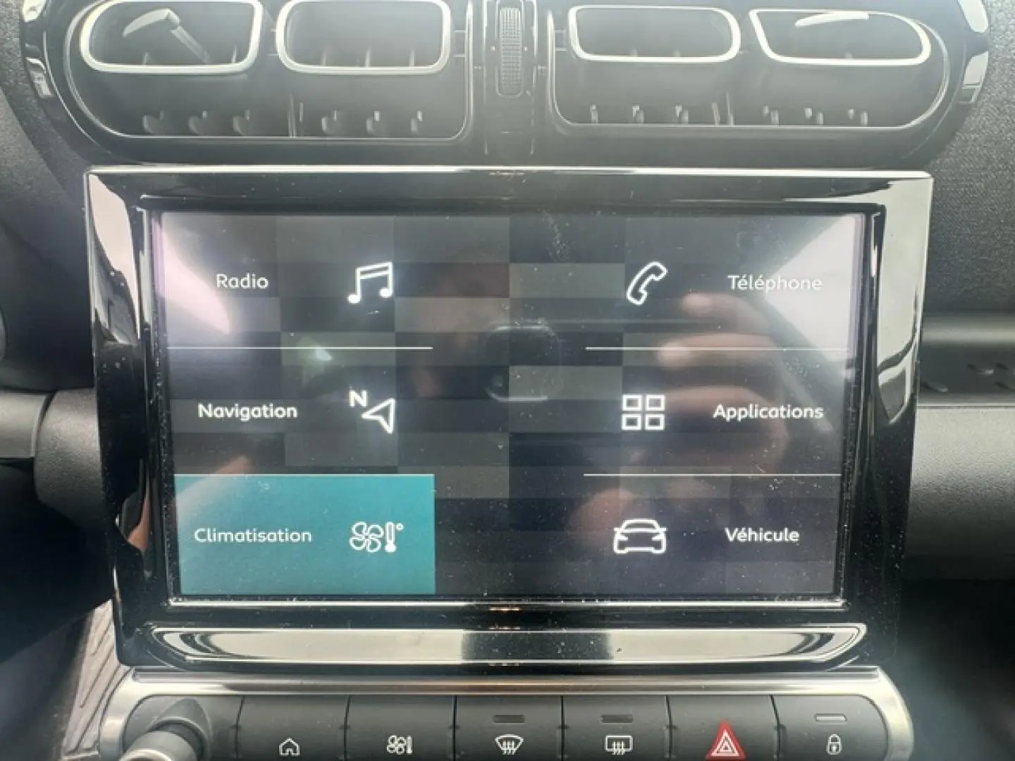 Écran tactile central du tableau de bord du Citroën C3 Aircross 2024 avec commandes climatisation et navigation.