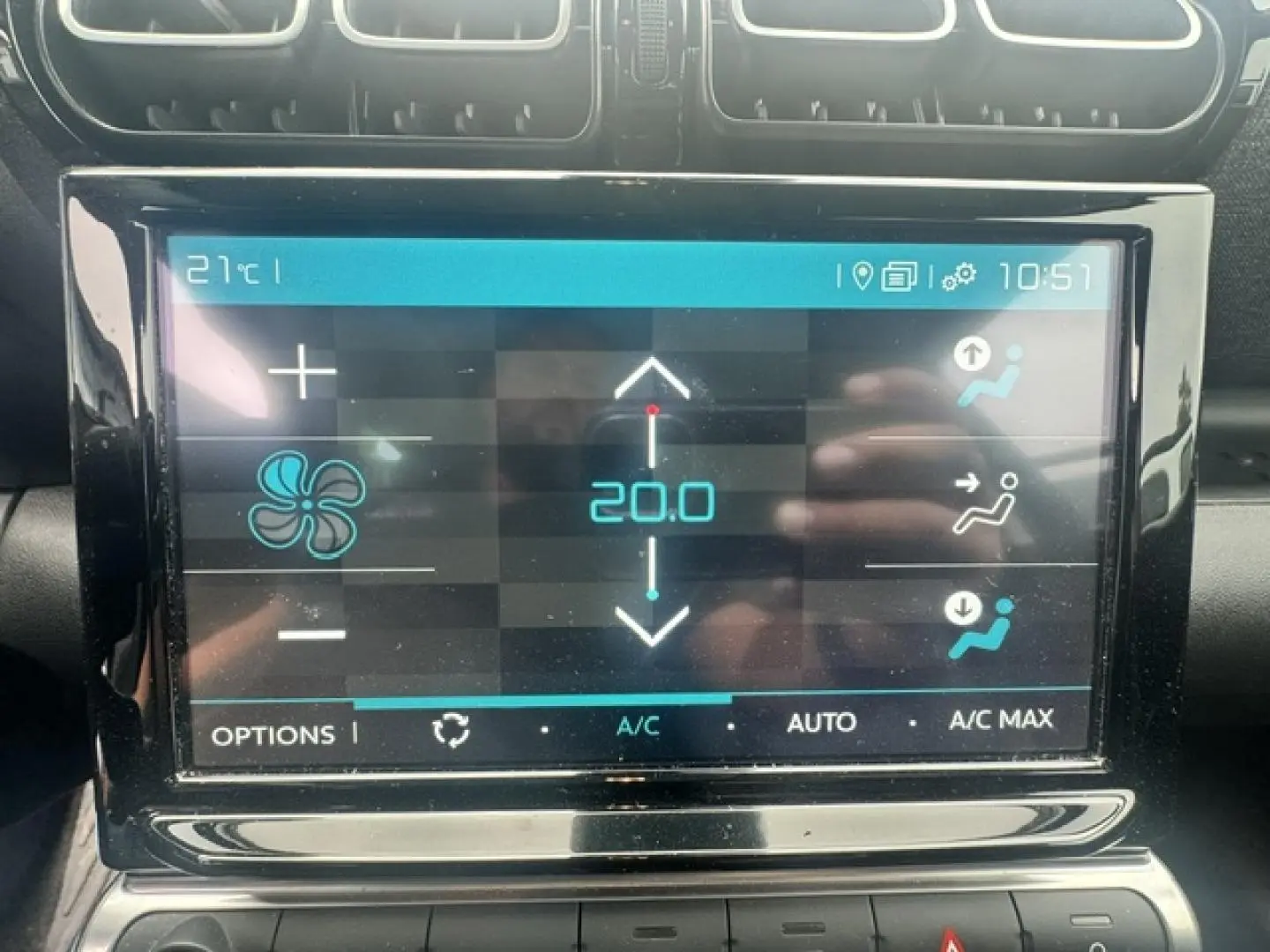 Écran tactile central de la Citroën C3 Aircross 2024 affichant la climatisation à 20°C, vue de face en gros plan.