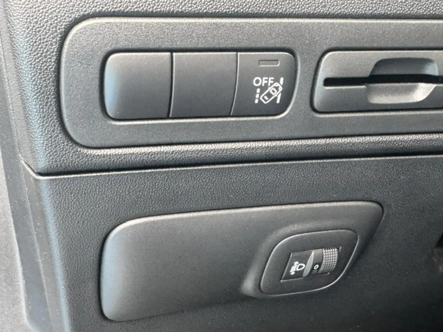 Gros plan sur les commandes noires du tableau de bord intérieur de la Citroën C3 Aircross 2024.