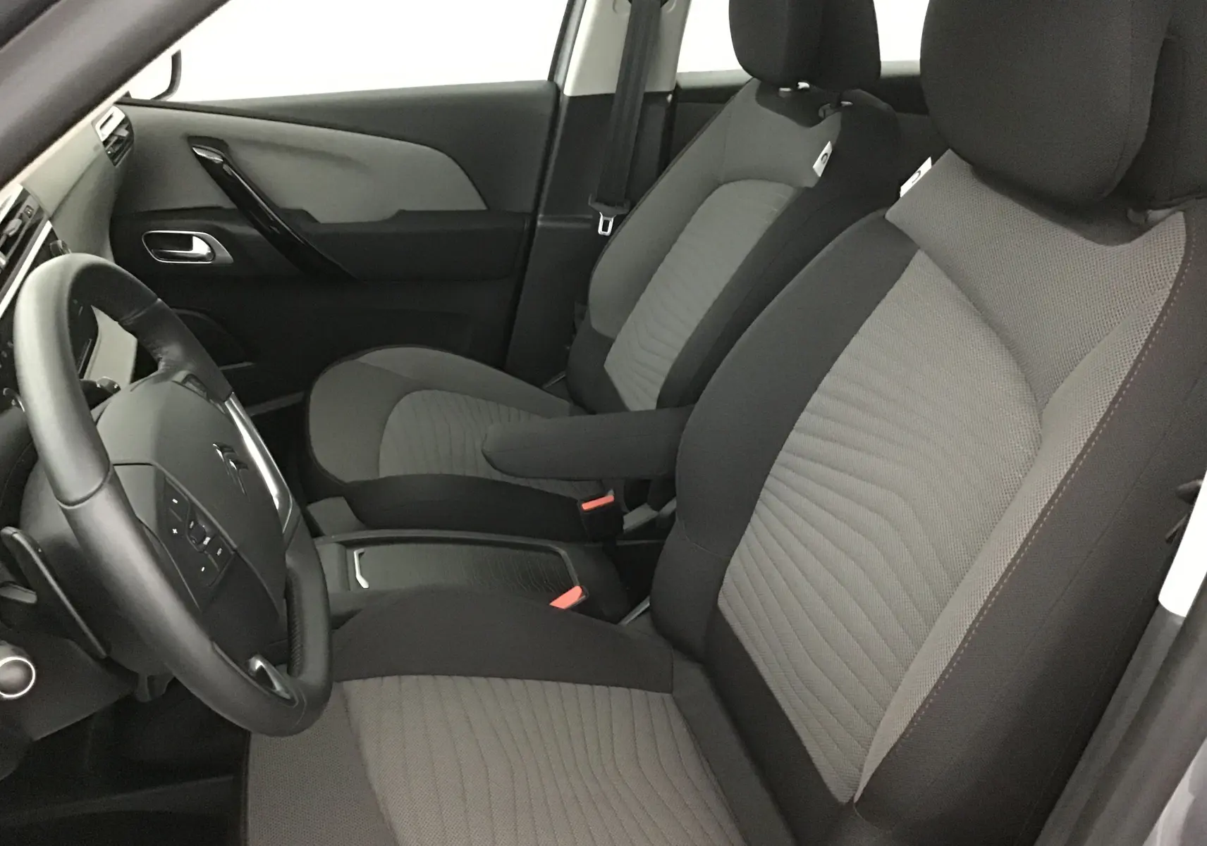 Vue intérieure côté gauche du Citroën Grand C4 Spacetourer 2021, sièges tissu gris et noir avec accoudoir central.