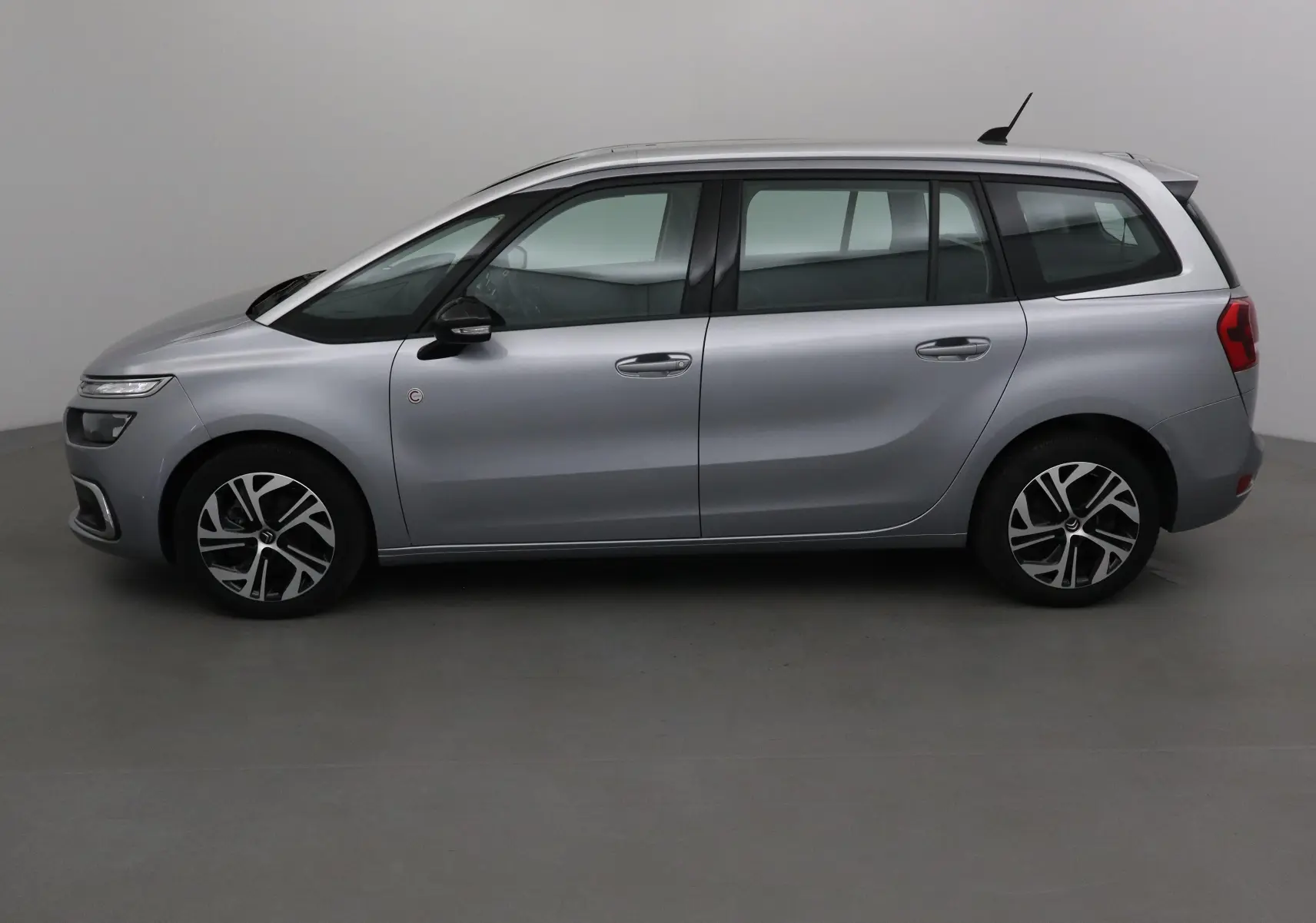 Profil côté gauche d'un Citroën Grand C4 Spacetourer gris Artense, monospace 7 places au design fluide et moderne.