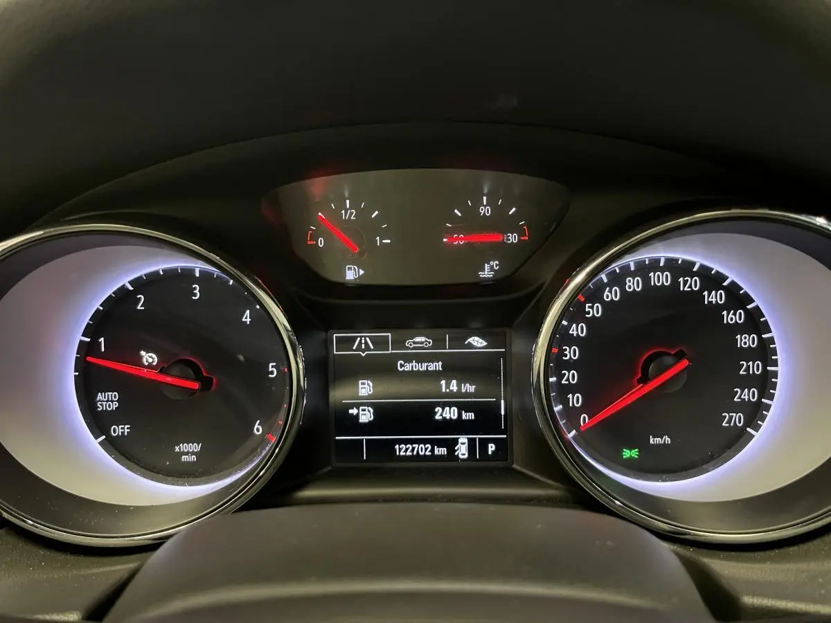 Tableau de bord d'Opel Insignia Sports Tourer 2020 avec compte-tours, vitesse et écran central affichant la consommation.