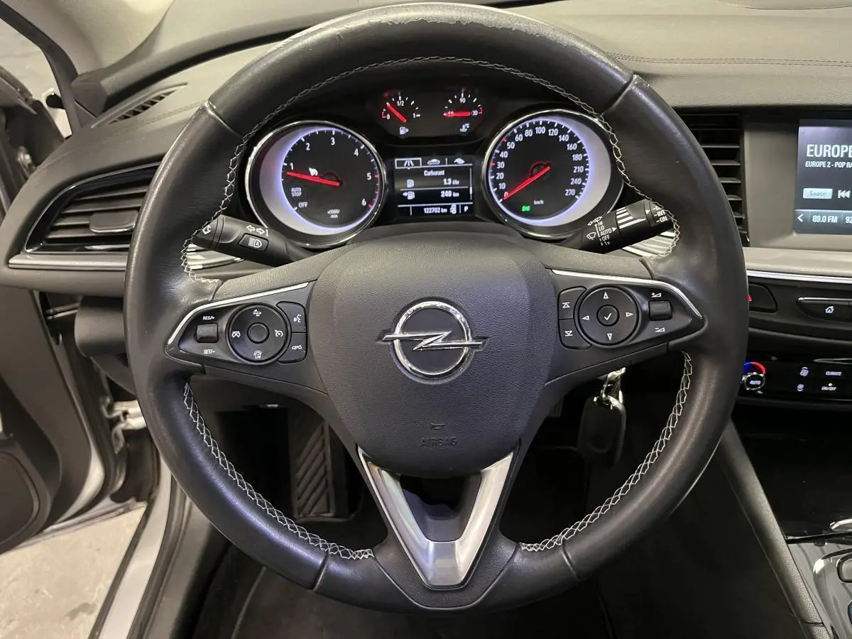 Volant cuir noir multifonctions Opel Insignia 2020 avec tableau de bord et écran tactile central visibles.